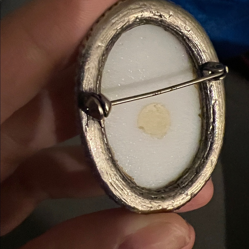 Vintage Cameo Brooch with Silver Trim - Picture 3 of 5